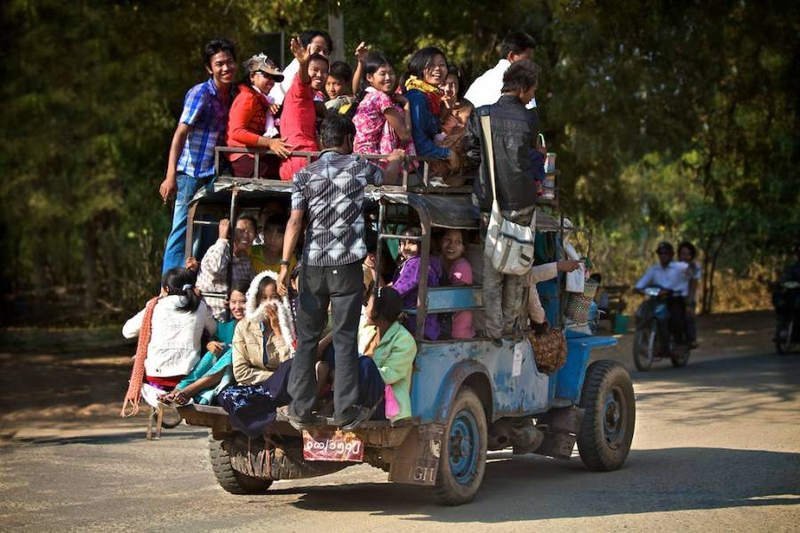 Illustration for article titled Incredible Ways People Deal with Overloaded Transit Systems in Asia